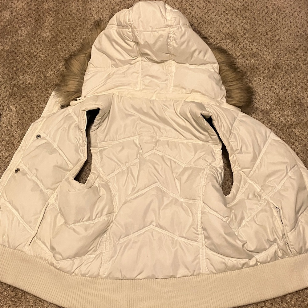 Classic Y2K White Quilted Puffer Vest with Detachable Hood and Faux Fur Trim - Picture 4 of 11